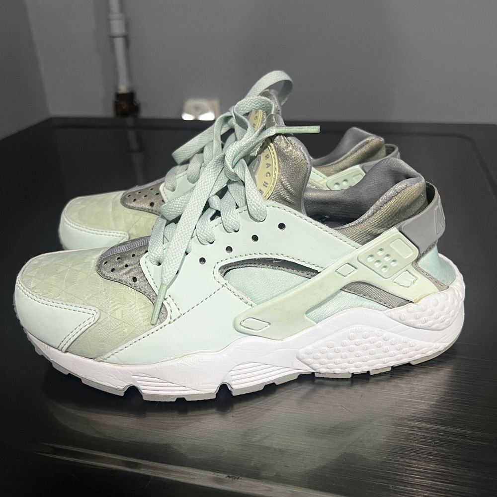 Nike Huaraches Mint and Gray Sneakers